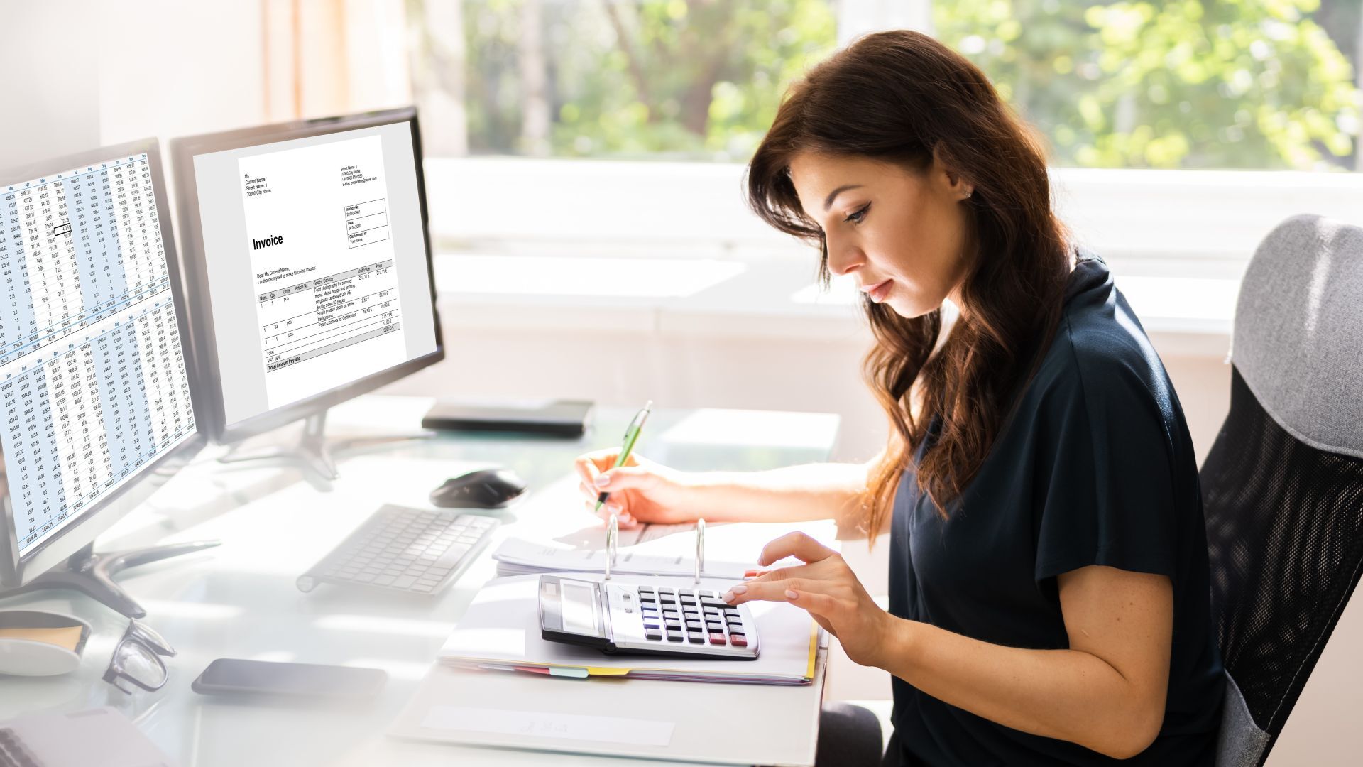 V1-Verfahrensdokumentation_Mitarbeiterin-Kontrolle-Rechnungen_AdobeStock_362237024